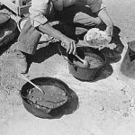 Vaquero comiendo chili a mediodía. Cerca de Marfa, Texas. Wikimedia Commons